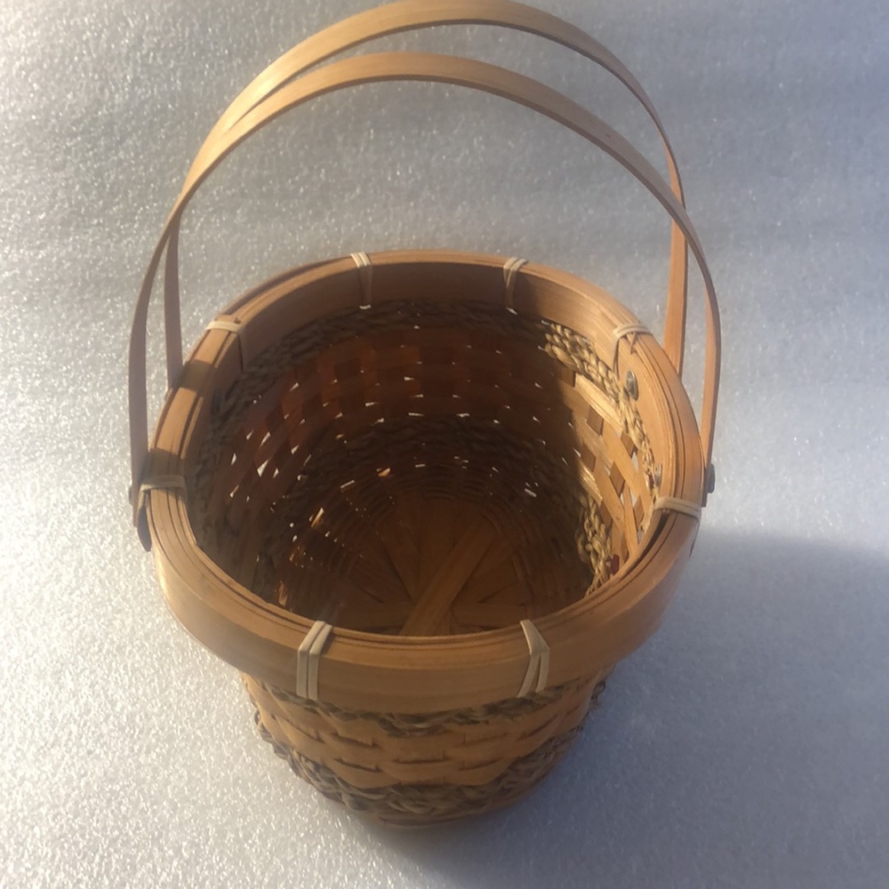 Vintage Apple hand woven basket - Picture 7 of 16